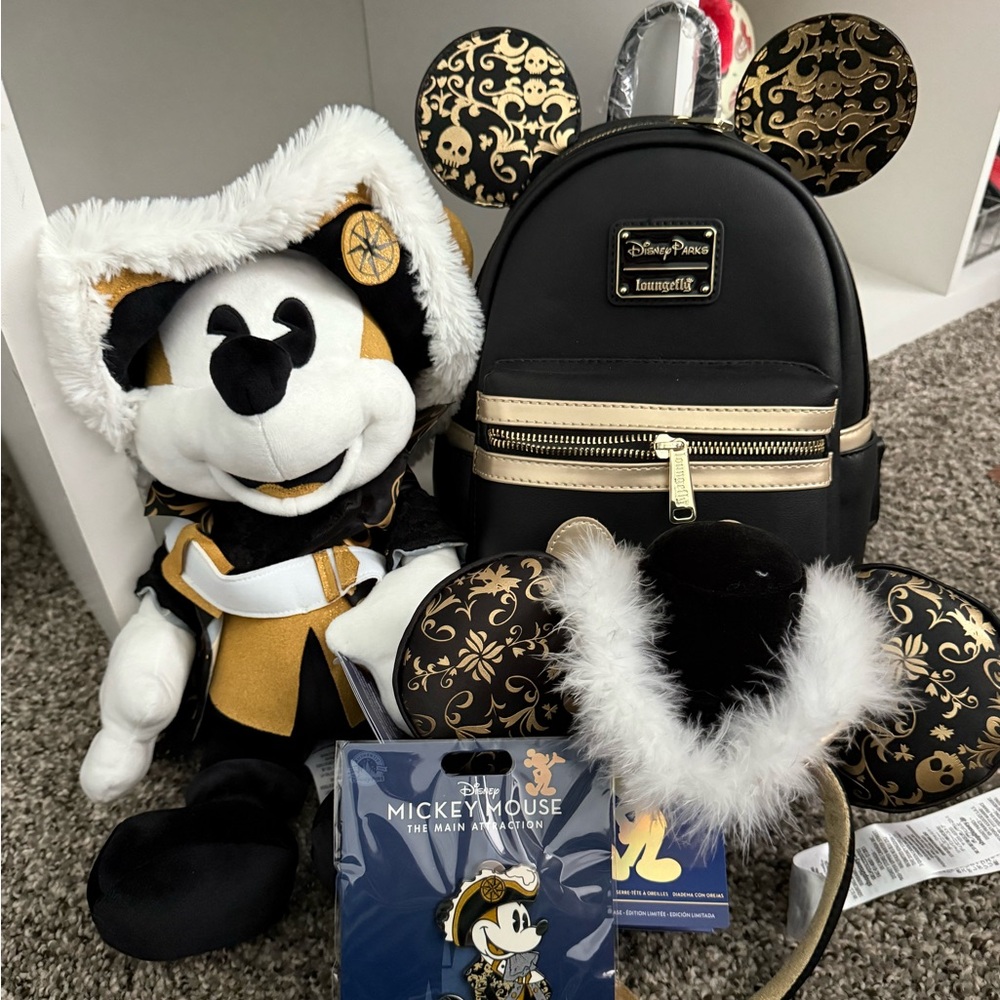 Mickey Main Attraction Pirates of the Caribbean full collection.
